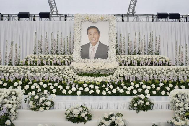 96岁李嘉诚终于现身，到病院
动手做实行，笑出一脸皱纹