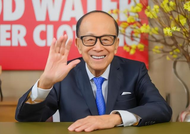 96岁李嘉诚终于现身，到病院
动手做实行，笑出一脸皱纹