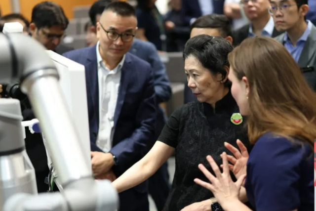 96岁李嘉诚终于现身，到病院
动手做实行，笑出一脸皱纹