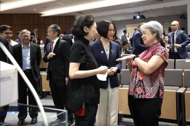 96岁李嘉诚终于现身，到病院
动手做实行，笑出一脸皱纹