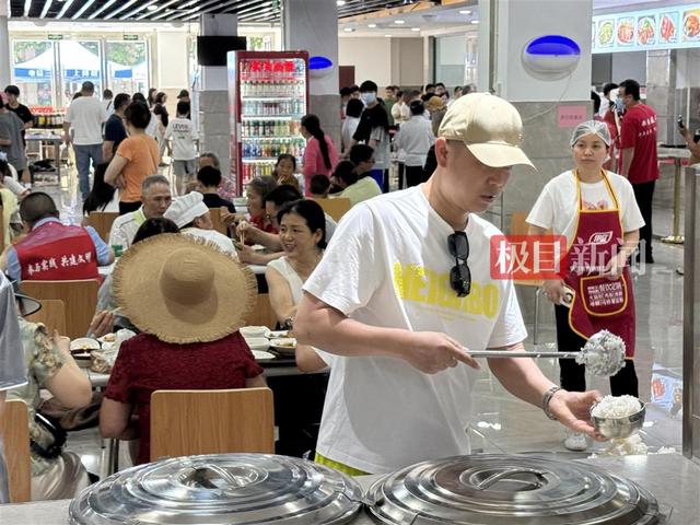经理
称“五一”首日近7000名旅客
挤爆荣昌当局食堂，吃失落
280盆米饭、凌驾1500斤猪肉