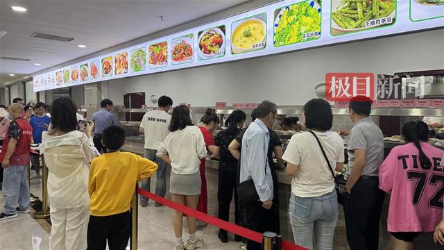 经理
称“五一”首日近7000名旅客
挤爆荣昌当局食堂，吃失落
280盆米饭、凌驾1500斤猪肉