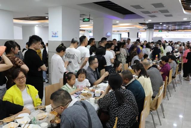 7000名游客
挤爆政府食堂！“吃失落
280盆米饭、超1500斤猪肉，饭碗都不足
用了”
