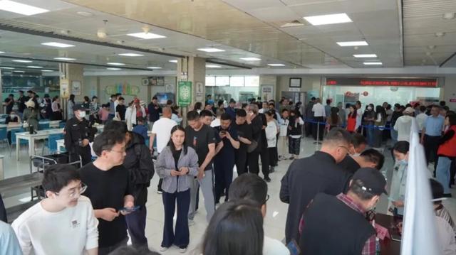 7000名游客
挤爆政府食堂！“吃失落
280盆米饭、超1500斤猪肉，饭碗都不足
用了”
