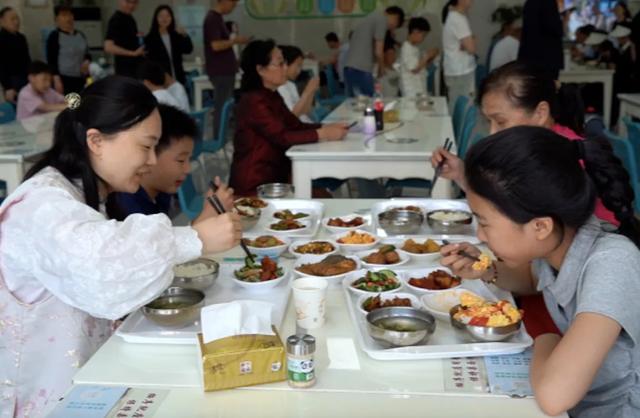 7000名游客
挤爆政府食堂！“吃失落
280盆米饭、超1500斤猪肉，饭碗都不足
用了”