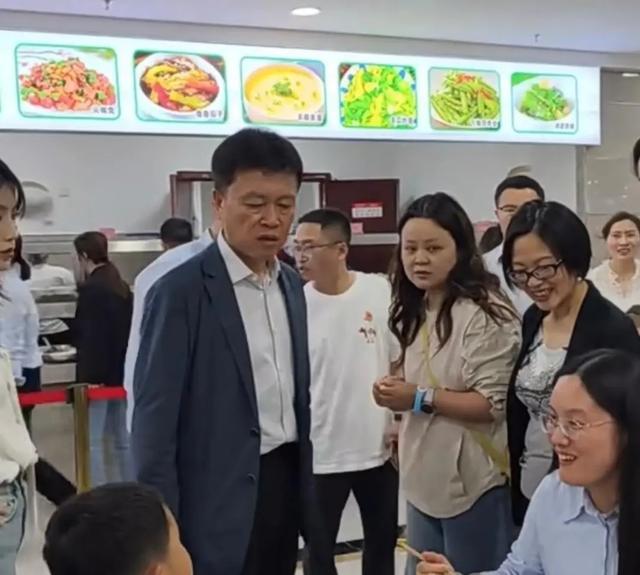7000名游客
挤爆政府食堂！“吃失落
280盆米饭、超1500斤猪肉，饭碗都不足
用了”