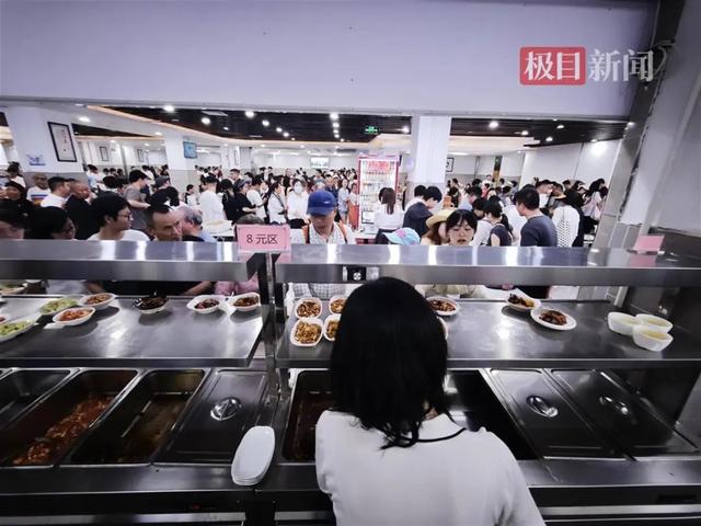 7000名游客
挤爆政府食堂！“吃失落
280盆米饭、超1500斤猪肉，饭碗都不足
用了”