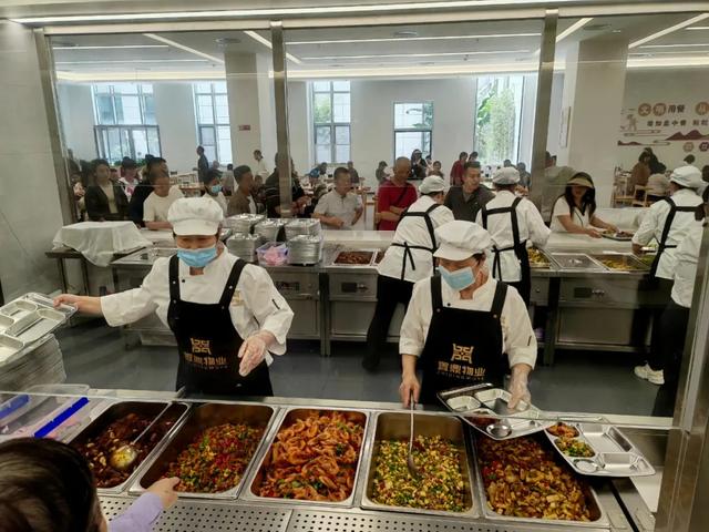 7000名游客
挤爆政府食堂！“吃失落
280盆米饭、超1500斤猪肉，饭碗都不足
用了”