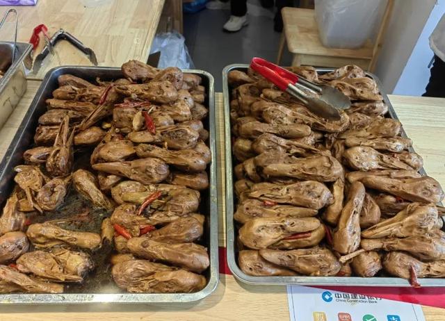 7000名游客
挤爆政府食堂！“吃失落
280盆米饭、超1500斤猪肉，饭碗都不足
用了”
