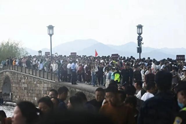 600万人连夜退票逃命！6小时挪1公里！服务区排长龙厕所求助
！