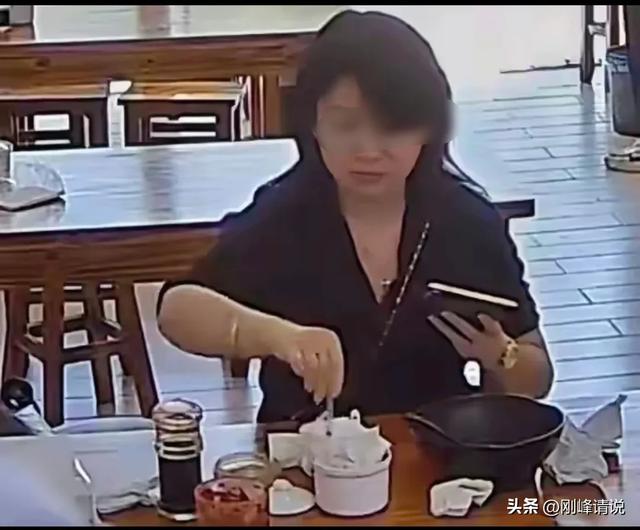 上海一女子扔鼻涕纸面临社会性逝世
亡，工作将不保，多部门参与观察
