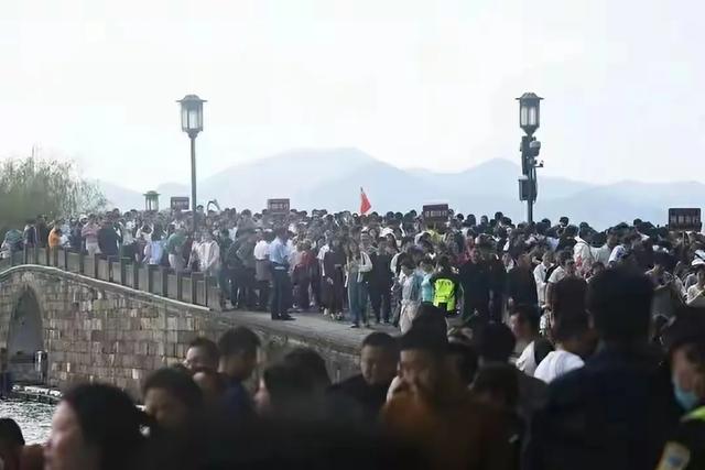 600万人连夜退票逃命！6小时挪1公里！办事
区排长龙厕所求助
！