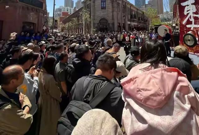 600万人连夜退票逃命！6小时挪1公里！办事
区排长龙厕所求助
！