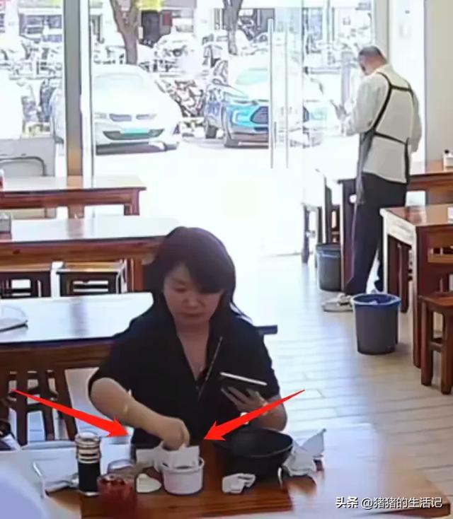女子扔鼻涕纸后续：身份被扒，同事知道工作堪忧！三部分介入观察