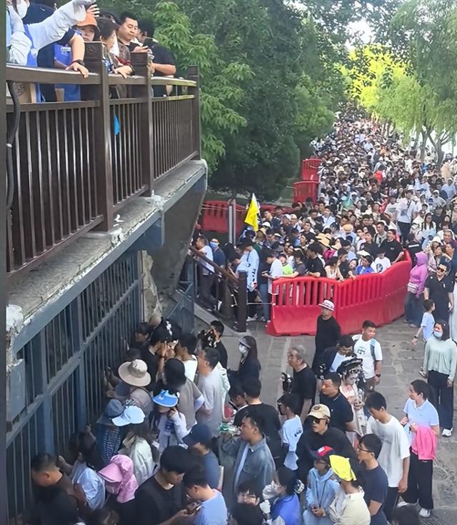 放假第2天，天下景点彻底陷落，西湖排队2小时起，重庆被挤成米糕