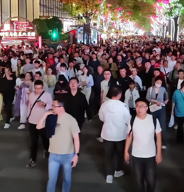 放假第2天，天下景点彻底陷落，西湖排队2小时起，重庆被挤成米糕