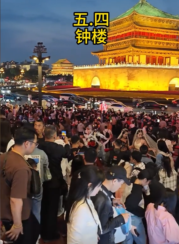 放假第2天，天下景点彻底陷落，西湖排队2小时起，重庆被挤成米糕