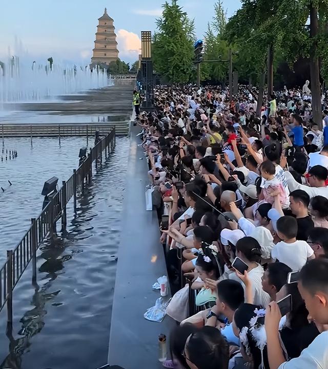 放假第2天，天下景点彻底陷落，西湖排队2小时起，重庆被挤成米糕