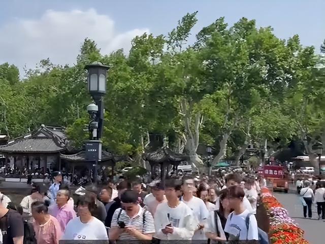 放假第2天，天下景点彻底陷落，西湖排队2小时起，重庆被挤成米糕