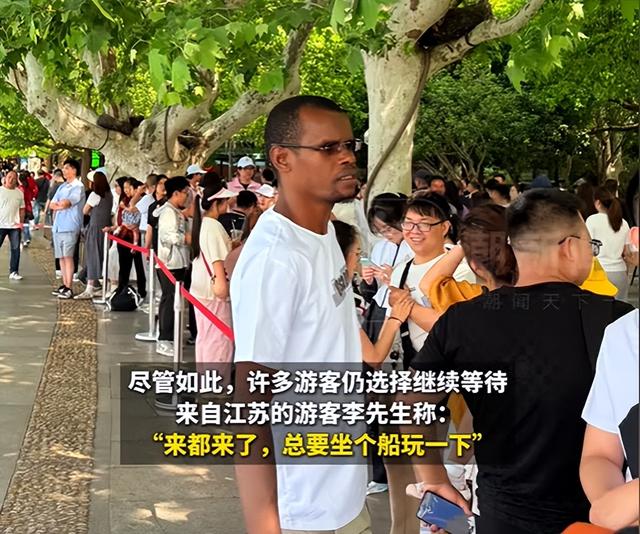放假第2天，天下景点彻底陷落，西湖排队2小时起，重庆被挤成米糕