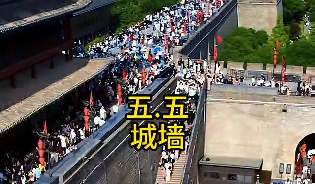 放假第2天，天下景点彻底陷落，西湖排队2小时起，重庆被挤成米糕