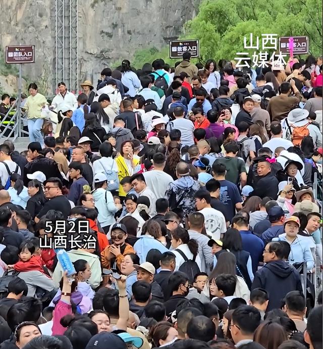 放假第2天，天下景点彻底陷落，西湖排队2小时起，重庆被挤成米糕