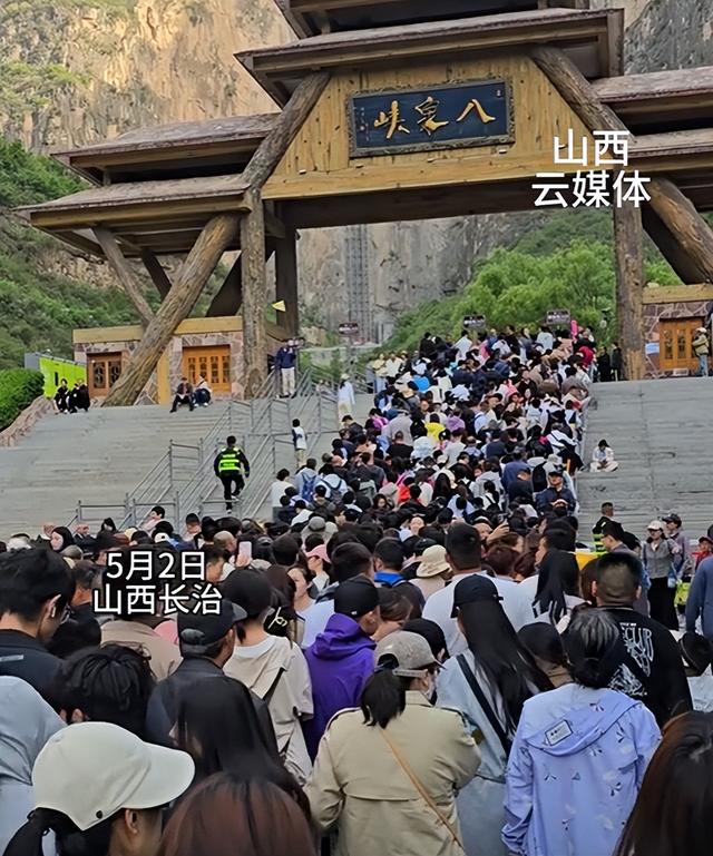 放假第2天，天下景点彻底陷落，西湖排队2小时起，重庆被挤成米糕