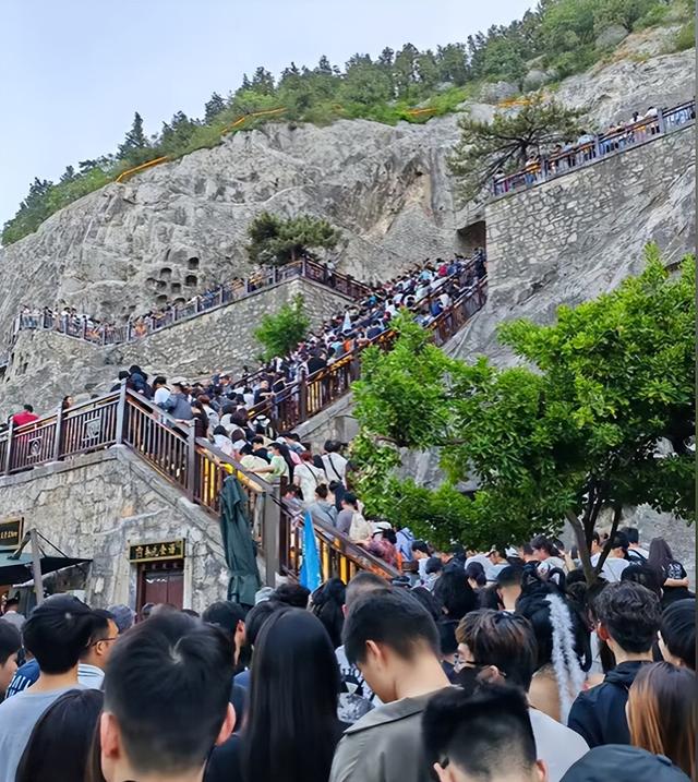 放假第2天，天下景点彻底陷落，西湖排队2小时起，重庆被挤成米糕