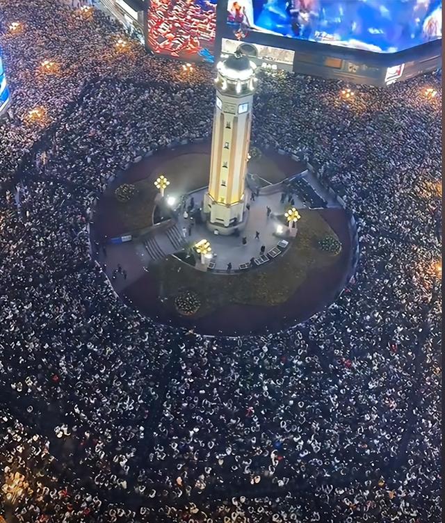 放假第2天，天下景点彻底陷落，西湖排队2小时起，重庆被挤成米糕