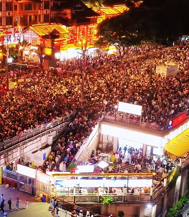 放假第2天，天下景点彻底陷落，西湖排队2小时起，重庆被挤成米糕