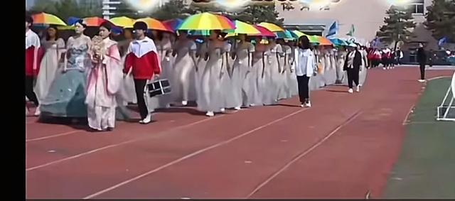 学生网购裙子后集团
退款 导致网店被封三个月 学校不管 东家全网维权