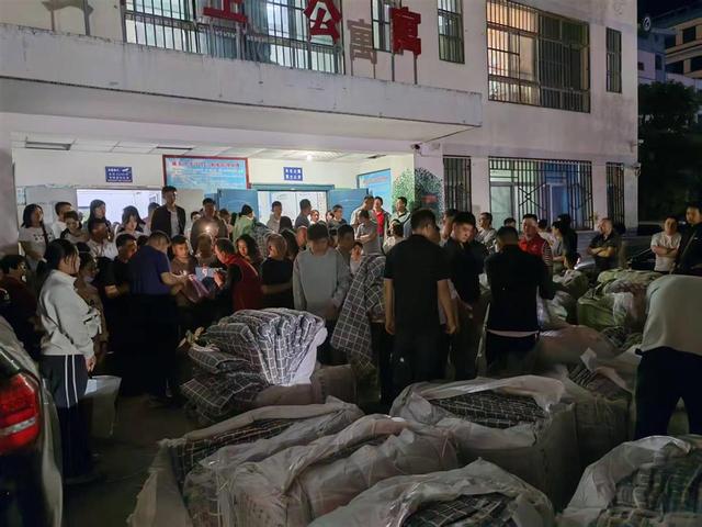 文旅局副局长直播间涌入大量旅客
求订房，甘肃武都腾出1600间黉舍
宿舍免费安置，看到网友感激
信副局长泪目