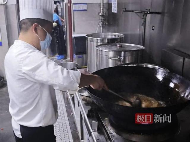 荣昌当局食堂主厨都炒麻了：连炒十三四个小时，均匀
一人炒180多斤猪肉
