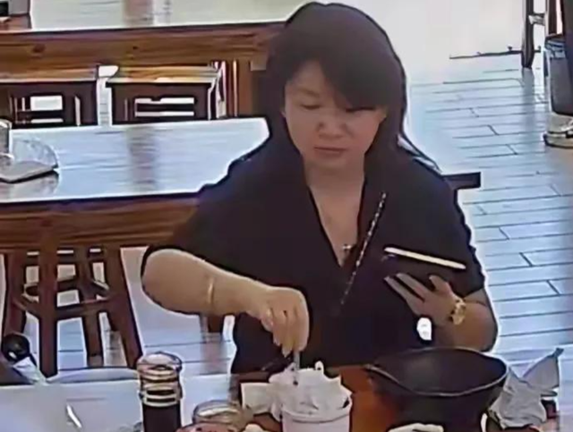 女子扔鼻涕纸面临“社会性逝世
亡”，工作将不保，三部分参与调查