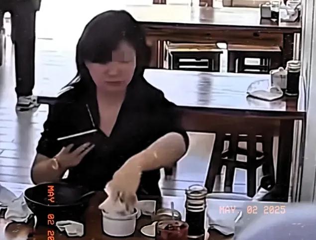 惹上事喽！女子扔鼻涕纸后续：官方已参与知情人透露，她在休病假