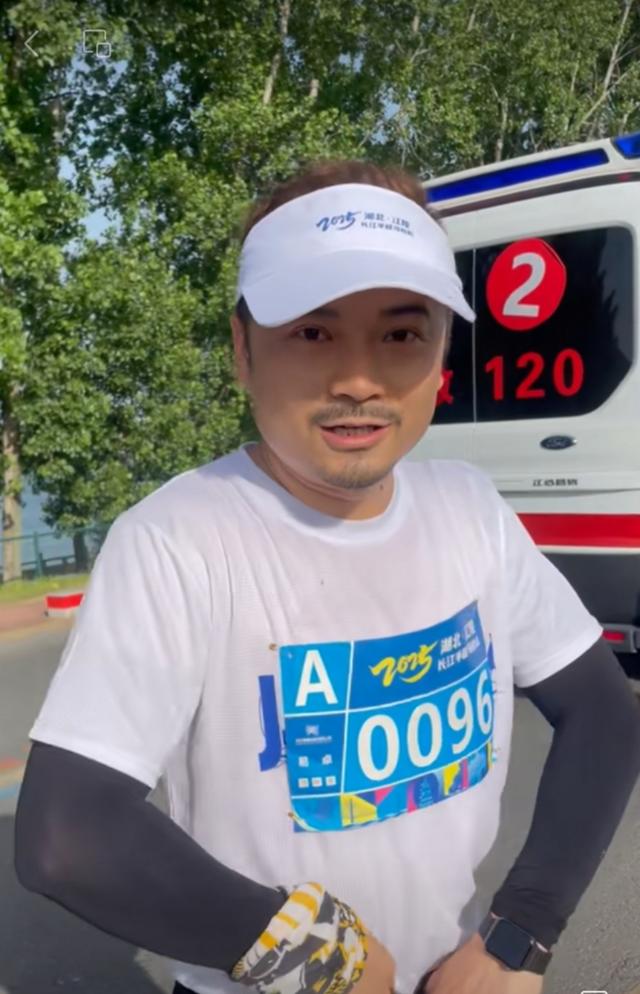 湖北江陵一外子
赛马拉松心脏骤停，身后
200米跑友是救济队员！30秒抵告竣功施救
