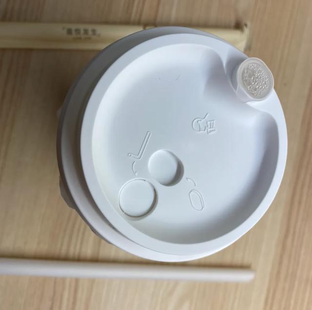 奶茶杯盖上为啥这么多孔？到底怎么用