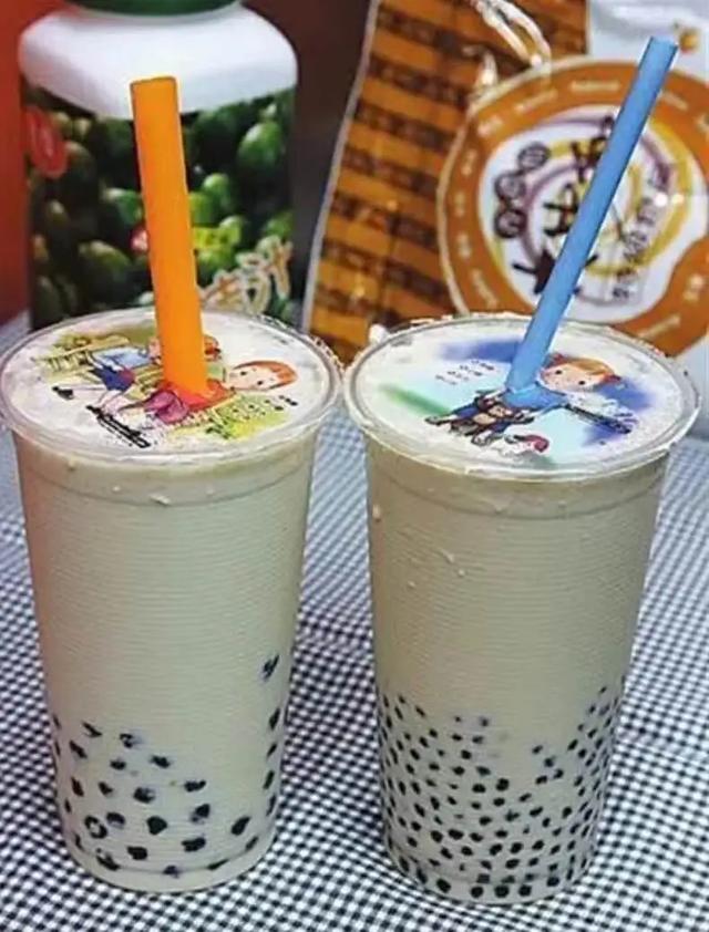 奶茶杯盖上为啥这么多孔？到底怎么用