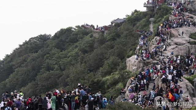 五一最堵景点TOP10出炉，第1名挤到怀疑人生，外滩50万人挤爆