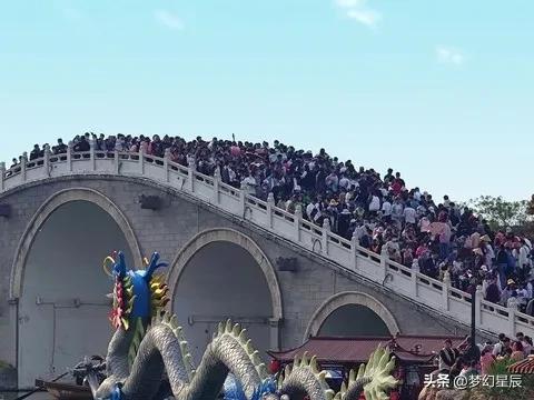 五一最堵景点TOP10出炉，第1名挤到怀疑人生，外滩50万人挤爆