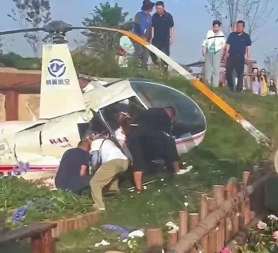 直升机坠落致1死4伤后续，死者是地面上的游客，景区开业才七天