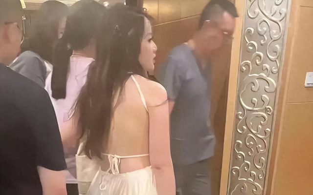 寒窗十年，不如老爸姓董！董袭莹朋友圈曝光，知恋人泄漏
更多内幕