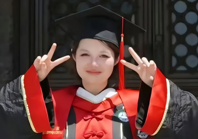 寒窗十年，不如老爸姓董！董袭莹朋友圈曝光，知恋人泄漏
更多内幕