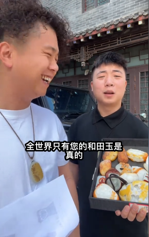 闹年夜
了！网红骂胖东来卖玉石暴利，河南玉石商出手
，把他老底掀了