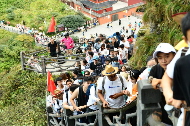 五一最先被骂的景区涌现
了！30万游客
，上千人深夜滞留，年夜
喊退票