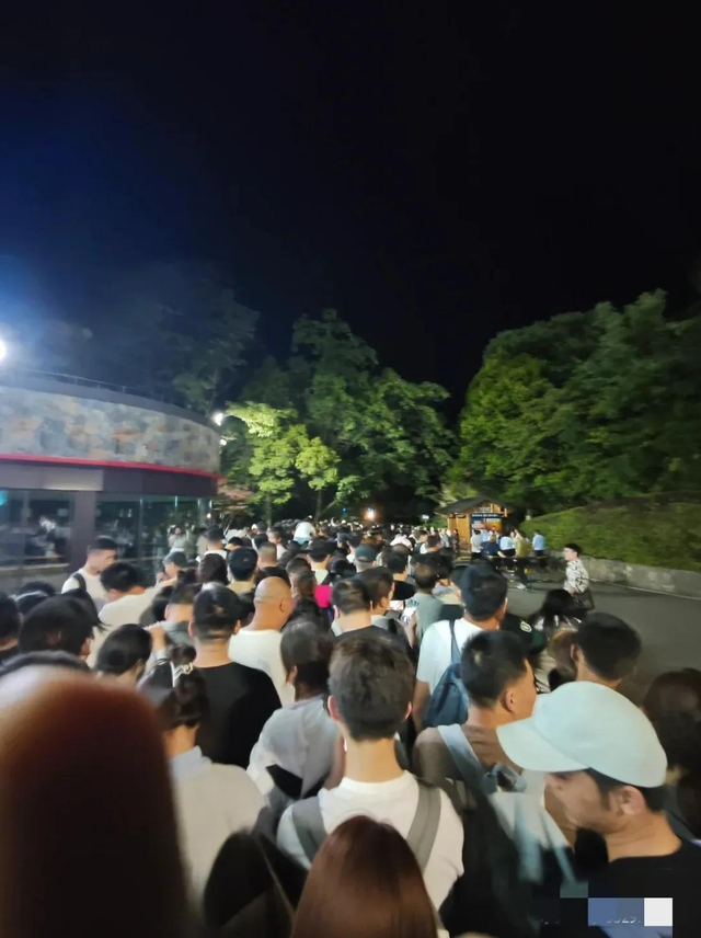 五一最先被骂的景区涌现
了！30万游客
，上千人深夜滞留，年夜
喊退票