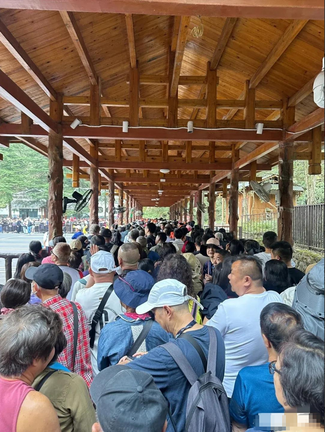 五一最先被骂的景区涌现
了！30万游客
，上千人深夜滞留，年夜
喊退票