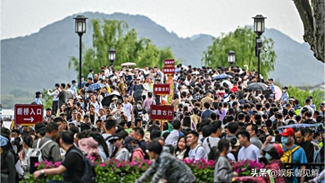 五一最先被骂的景区涌现
！上千名游客深夜滞留，在山上年夜
呼退票