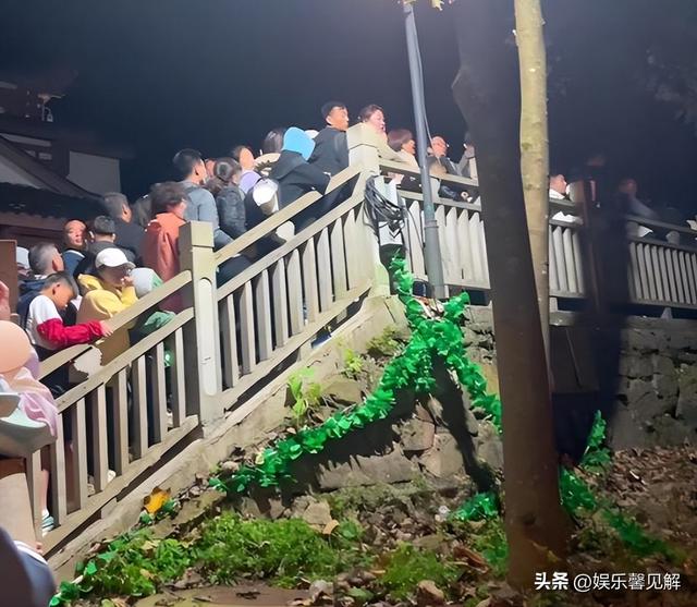 五一最先被骂的景区涌现
！上千名游客深夜滞留，在山上年夜
呼退票