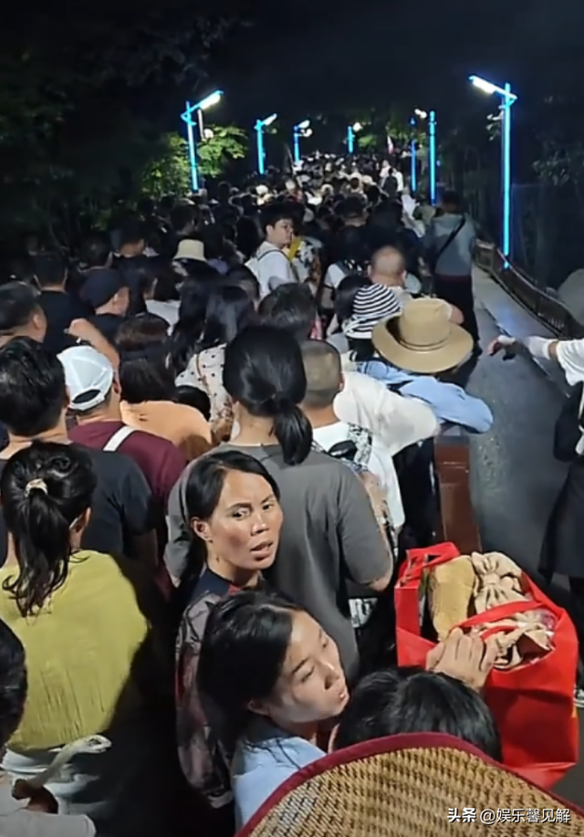 五一最先被骂的景区涌现
！上千名游客深夜滞留，在山上年夜
呼退票